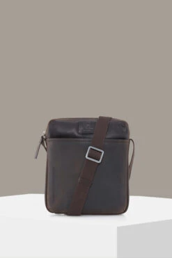 Strellson Kleine Umhängetasche Brick Lane #wearindependent, Dunkelbraun